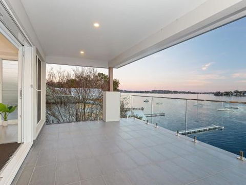 Absolute Waterfront Lakehouse Fishing Point Waterfront Pool Jetty - Accommodation Guide 4