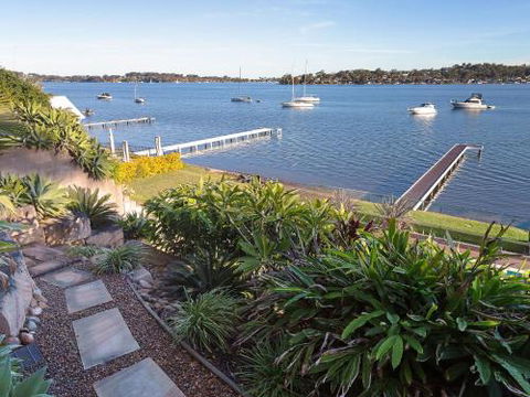 Absolute Waterfront Lakehouse Fishing Point Waterfront Pool Jetty - Accommodation Guide 6