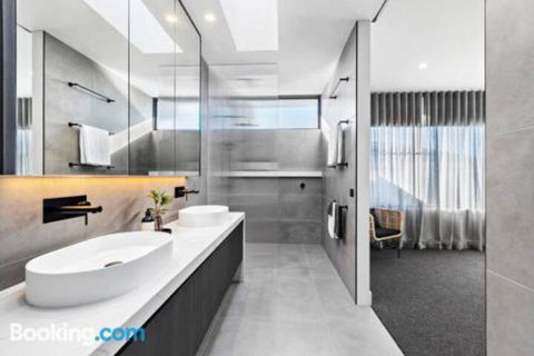 Beachside Lane On The Beach Water Views - Accommodation Guide 2
