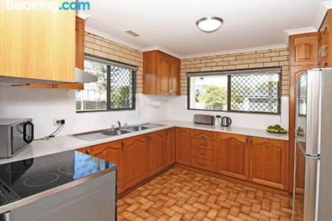 Urangan Harbour Bungalow - Accommodation Guide 3