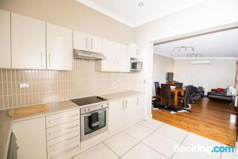 William Cottage Central Heritage Home - Accommodation Guide 2