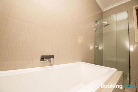 William Cottage Central Heritage Home - Accommodation Guide 6