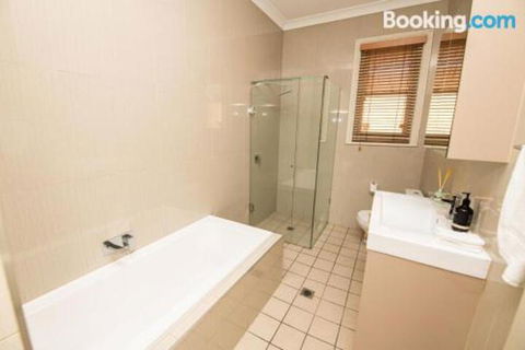 William Cottage Central Heritage Home - Accommodation Guide 1