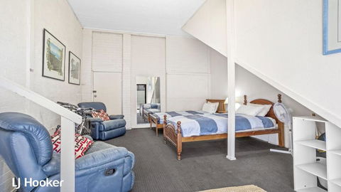 Yacaaba Beautiful Waterfront Location - Accommodation Guide 4