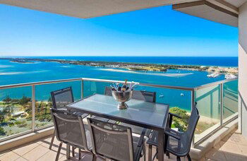 Luxury 3BR Apt With Incredible Views - Accommodation China 5