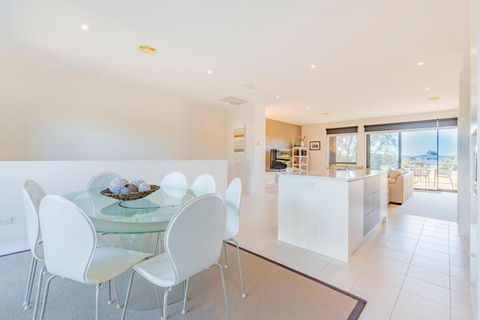 Stylish 3 Bedroom Condo - Accommodation Guide 1