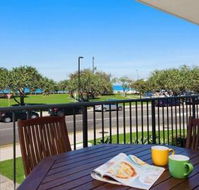 Kings Beach Ocean Front Views Private Balcony overlooking Kings Beach - Accommodation Asia