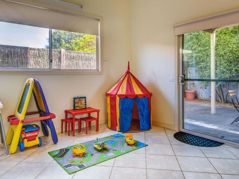 Cuttriss By The Beach - Accommodation Guide 1