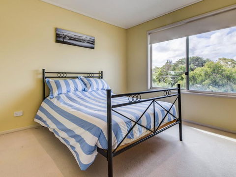 Cuttriss By The Beach - Accommodation Guide 3