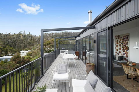 Months & Seasons Momentary Escapes Beach House - Accommodation Asia 2