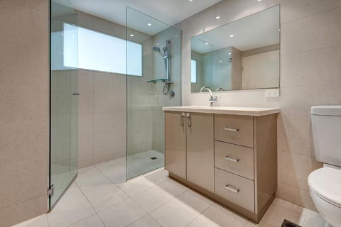 2 Bedroom Poinciana Lodge - Accommodation Asia 2