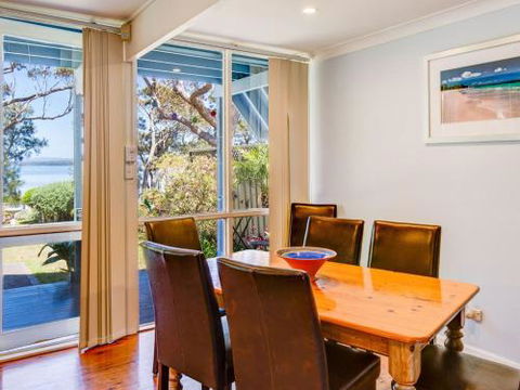 SORRENTO LAKESIDE Sanctuary Point 4pm Check Out Sundays - Accommodation Asia 3