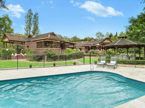 THE ELMS Berry Berry & Surrounds 4pm Check Out Sundays - Accommodation Guide 0