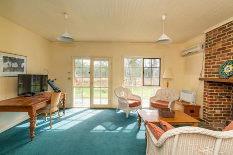 Acheron Valley Lakefront Cottages - Accommodation Asia 6