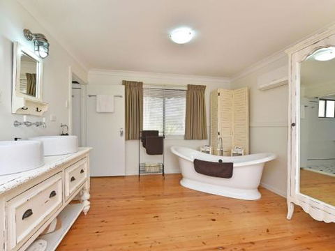 Olive Grove Villa 3 Suite With Large Bath - Accommodation Guide 6