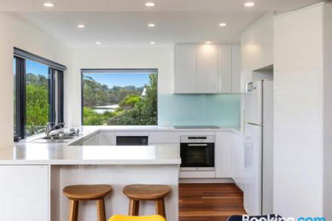Beachfront Delight 14b Bareena Avenue - Accommodation Guide 4