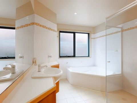 23 Wollomi Ave Stunning Water Views & WIFI - Accommodation Asia 6