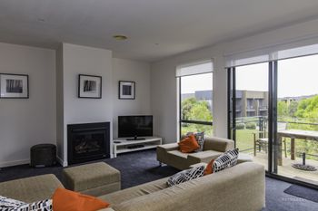 Stylish 3 Bedroom Condo - Accommodation Guide 1