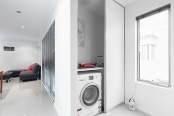 Conveniently Located Luxury Home 10 Mins From CBD - Accommodation Guide 6