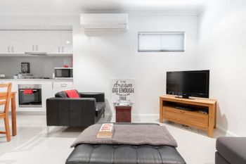 Conveniently Located Luxury Home 10 Mins From CBD - Accommodation Guide 5