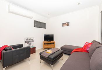 Conveniently Located Luxury Home 10 Mins From CBD - Accommodation Guide 4