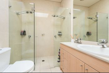 Stunning East Suburb Coastal Home H373 - Accommodation Asia 5