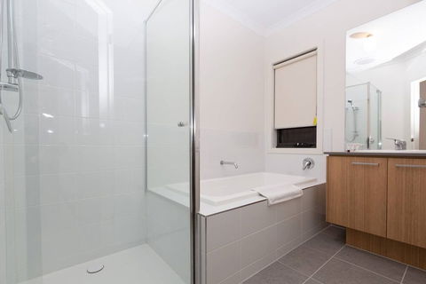 Resortstyle 4BR House With Parking@werribee - Accommodation Asia 1