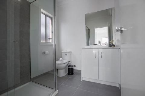 Big Family Fun@ 4 Bedrooms House In Point Cook - Accommodation Asia 4