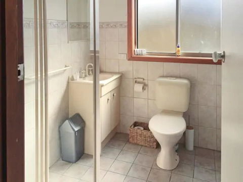 Home Near Shops & Beach - Accommodation Asia 6