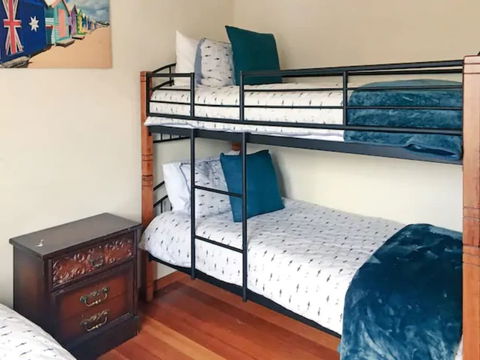Home Near Shops & Beach - Accommodation Asia 5