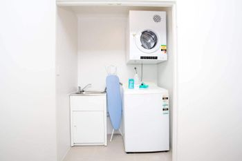 Designer Executive Apartment + Parking Near Train - Accommodation Guide 4