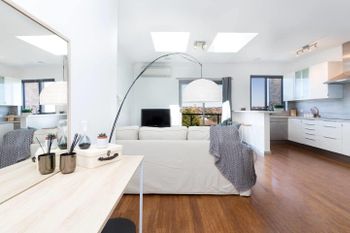 Beachside Apartment With Stunning Views & Parking - Accommodation Asia 5