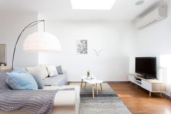Beachside Apartment With Stunning Views & Parking - Accommodation Asia 1