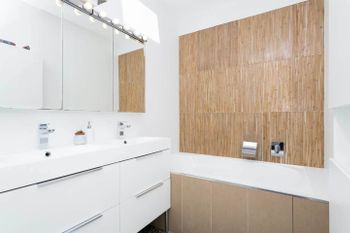 Beachside Apartment With Stunning Views & Parking - Accommodation Asia 3