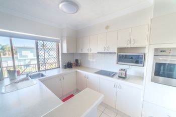 1 Bedroom Gold Coast Beachside Apt W AC + Parking - Accommodation Asia 4