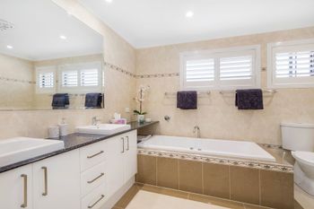 Paradise At The Point - Accommodation Guide 5