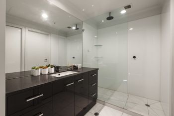 Heart Of Theatre District Pool & Gym - Accommodation Asia 2