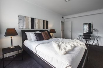 Heart Of Theatre District Pool & Gym - Accommodation Asia 4