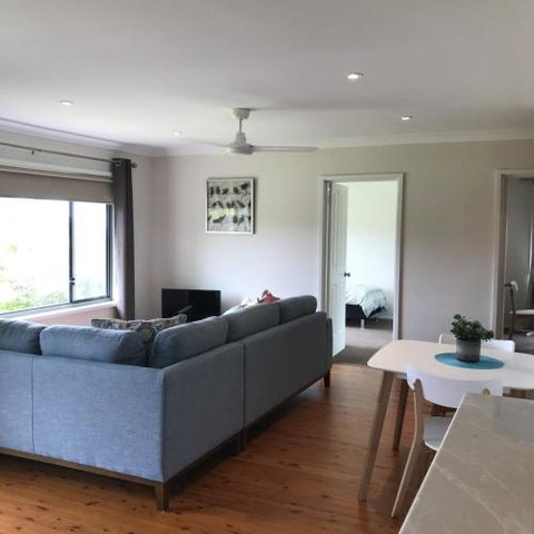 WAVES At MOLLYMOOK - Accommodation Guide 2