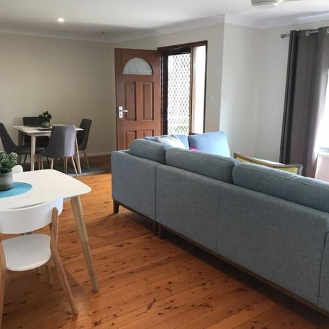 WAVES At MOLLYMOOK - Accommodation Guide 1