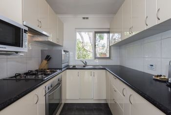 Claremont Apartment Number 6 - Accommodation Guide 3