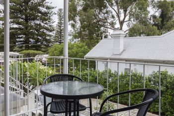 Claremont Apartment Number 6 - Accommodation Guide 1