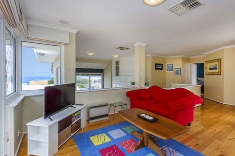 Scarborough Seaview Loft - Accommodation Asia 5