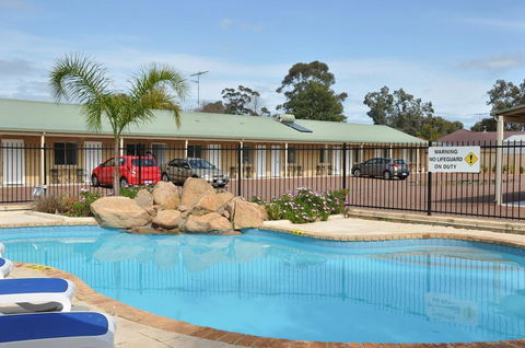 Pinjarra Resort - Accommodation Guide 2