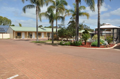 Pinjarra Resort - Accommodation Guide 0