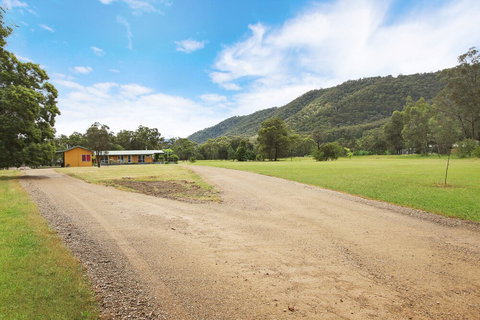 Feathertop Views And Dorm - Accommodation Asia 0
