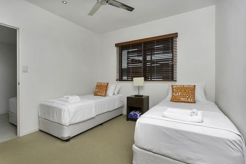 Beachfront Apartment With Ocean View - 4 - Accommodation Asia 6