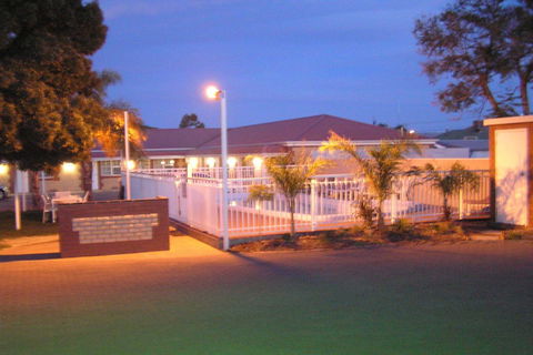 Charles Rasp Motor Inn & Cottages - Accommodation Asia 1