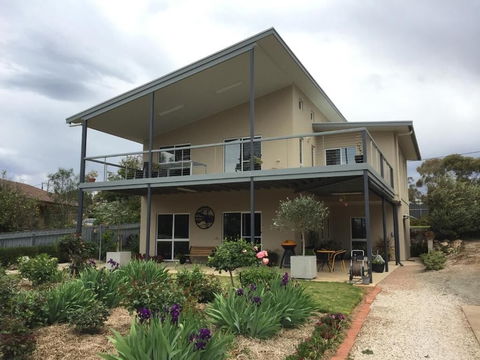 Lyreen's Apartment B&B - Accommodation Guide 1