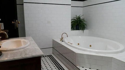 Petersons Armidale Winery & Guesthouse - Accommodation Asia 5